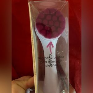 Facial cleansing brush